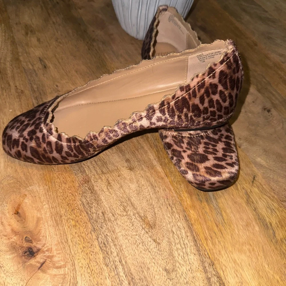 Crown & Ivy Venice Leopard Print Scallop Flats Size 7.5 - Picture 4 of 9